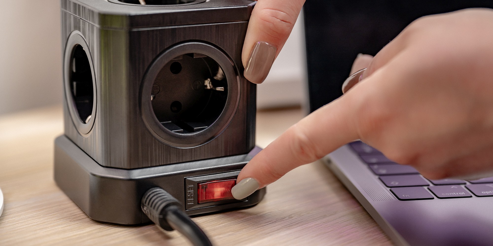 Newell-GaN-Power-Cube-9v1-černá-16